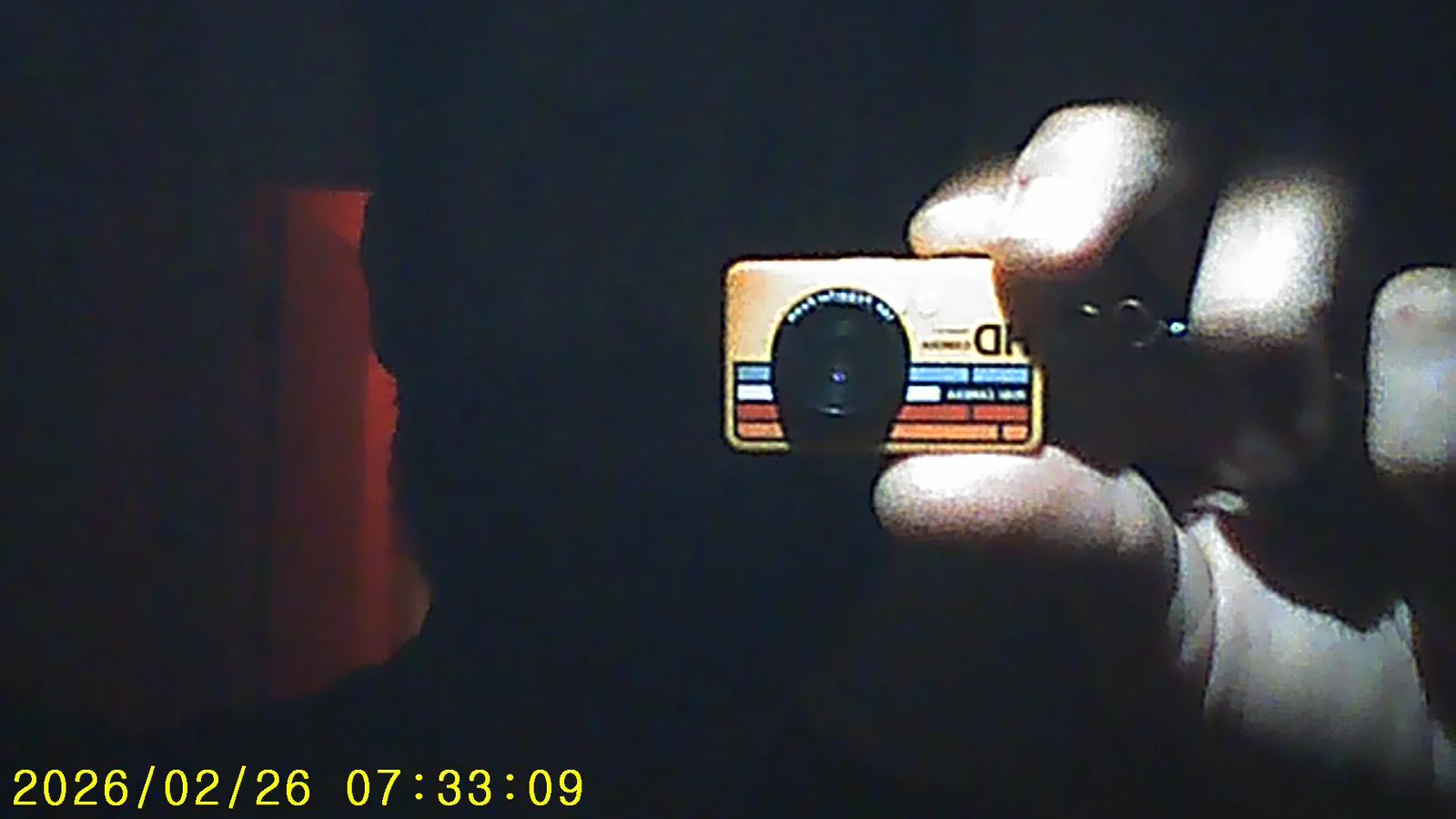Pequeno objeto iluminado contra um fundo escuro
