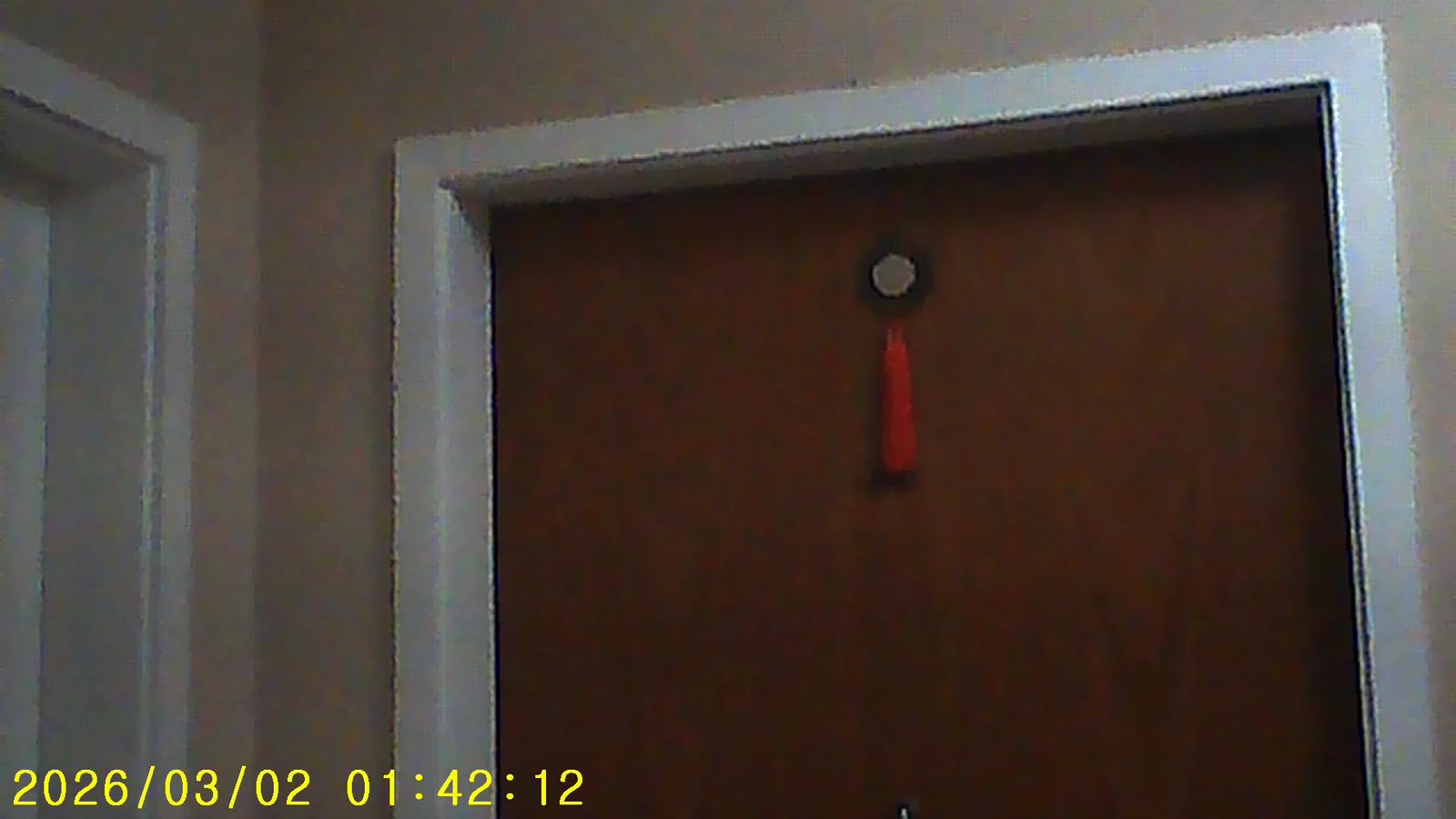 Porta fechada fotografada em um corredor