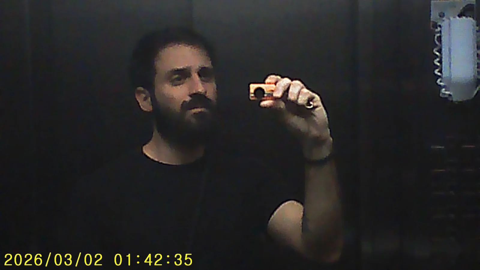 Autorretrato diante de um espelho em um ambiente escuro