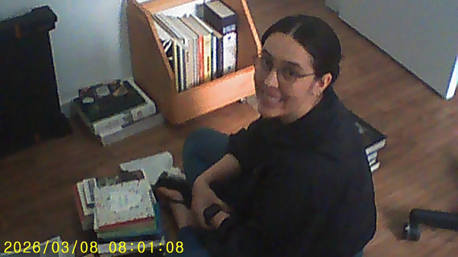 Pessoa sentada à mesa em um ambiente doméstico