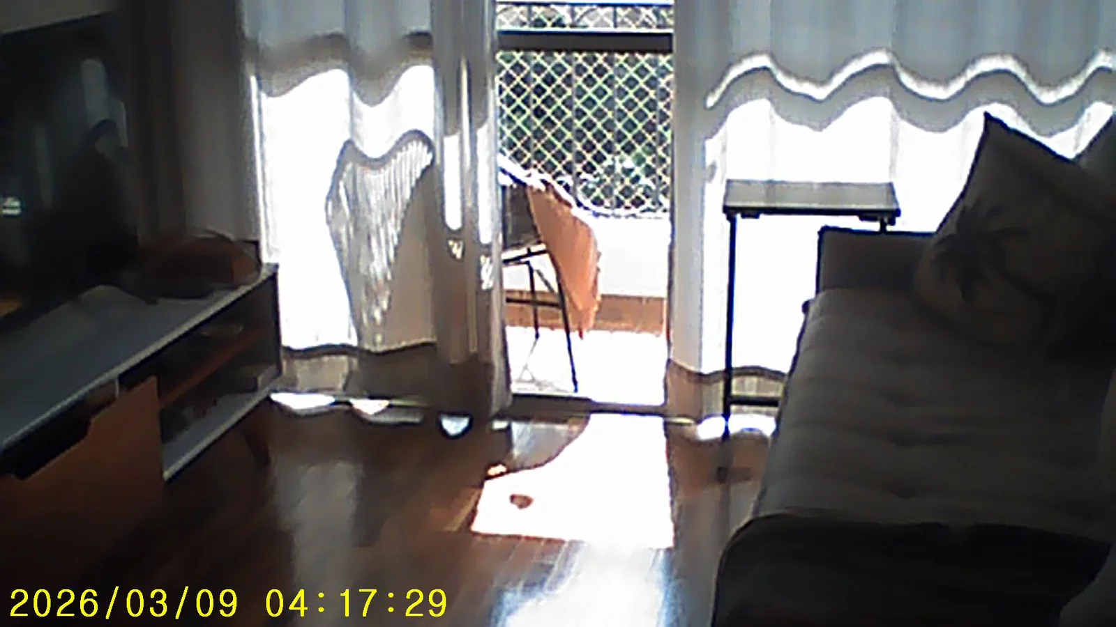 Interior de uma casa visto em direção à varanda