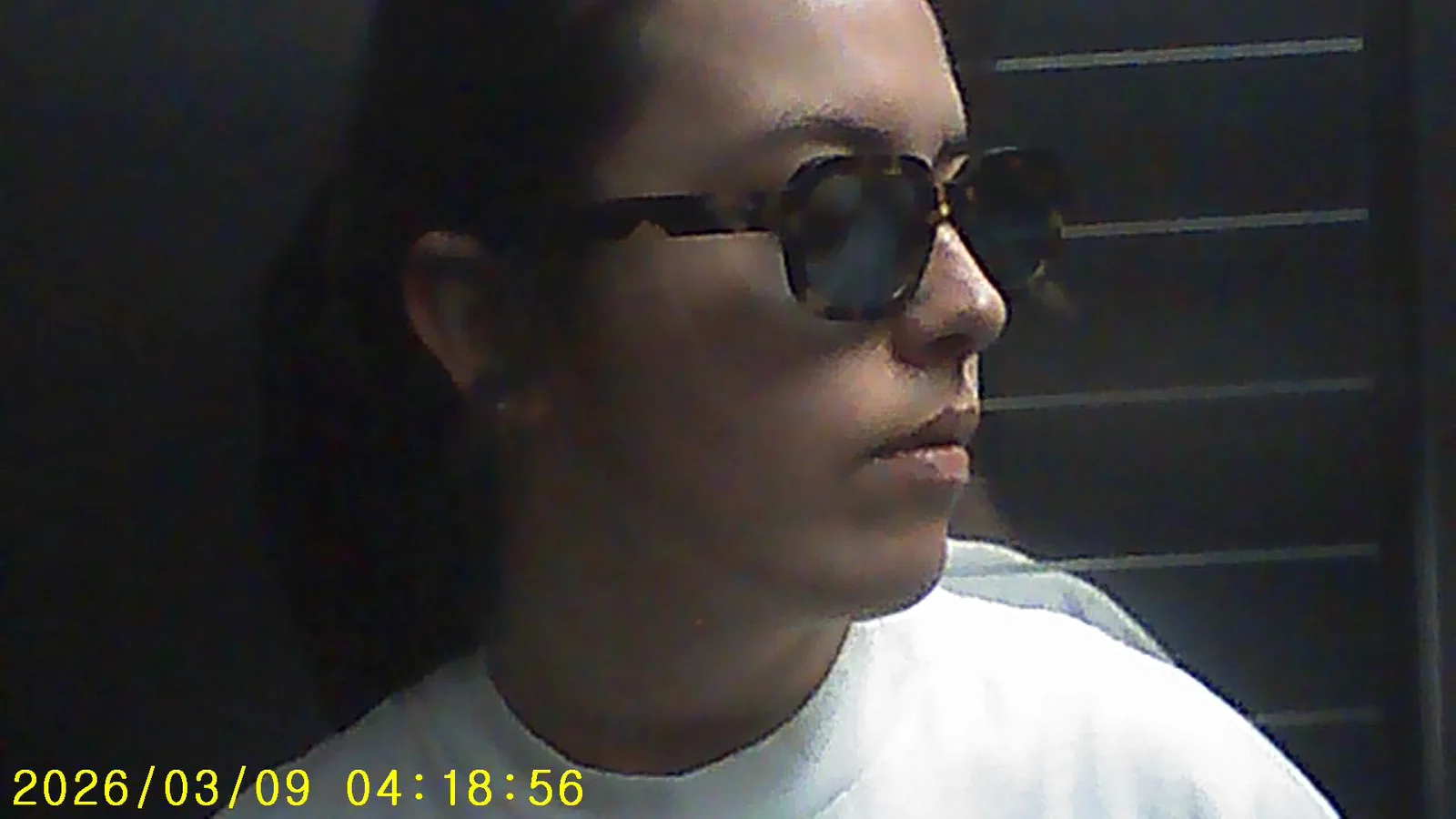 Retrato de uma pessoa usando óculos escuros