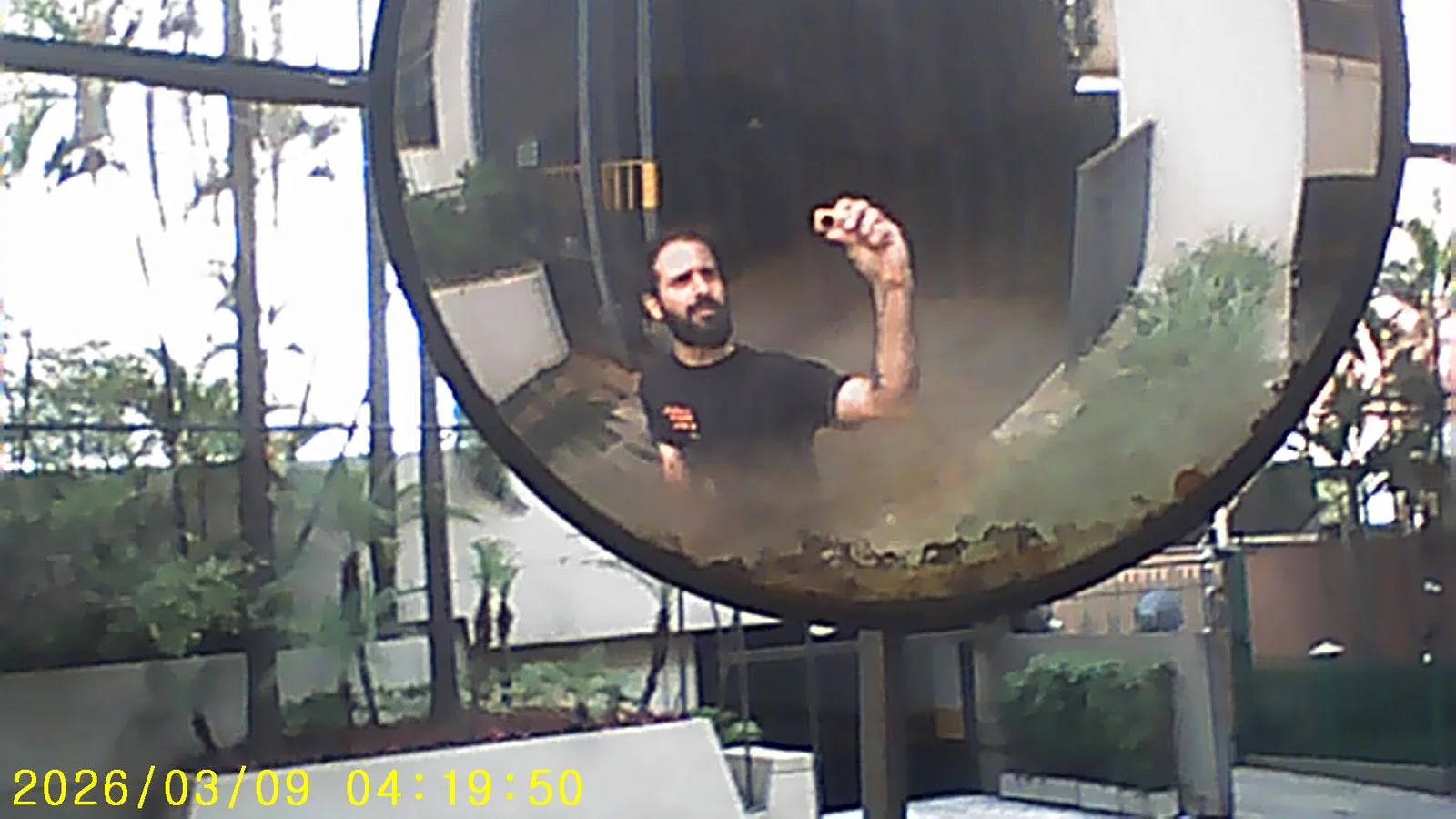 Reflexo da câmera e do ambiente em um espelho convexo