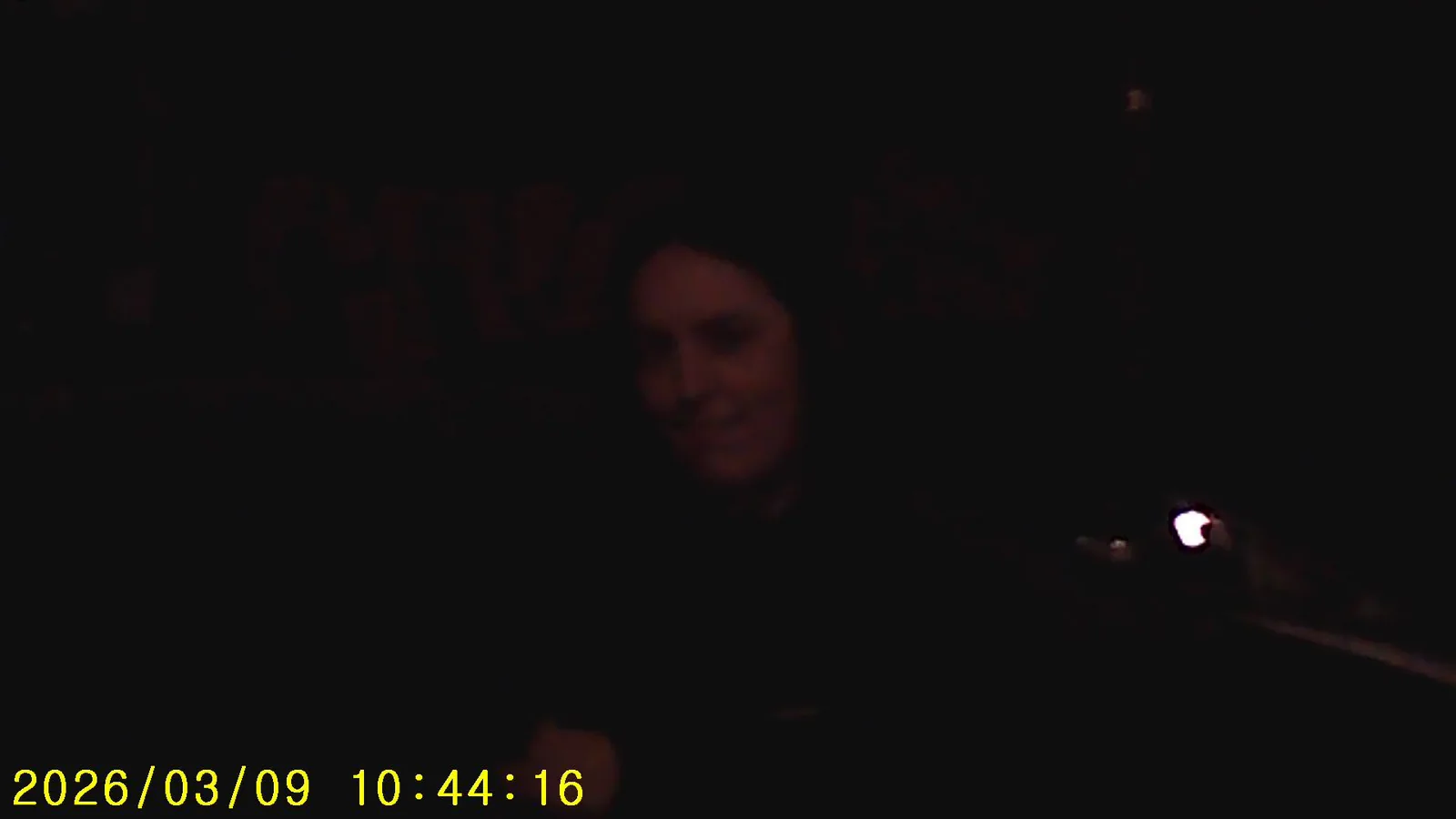 Cena quase escura com um pequeno ponto vermelho de luz