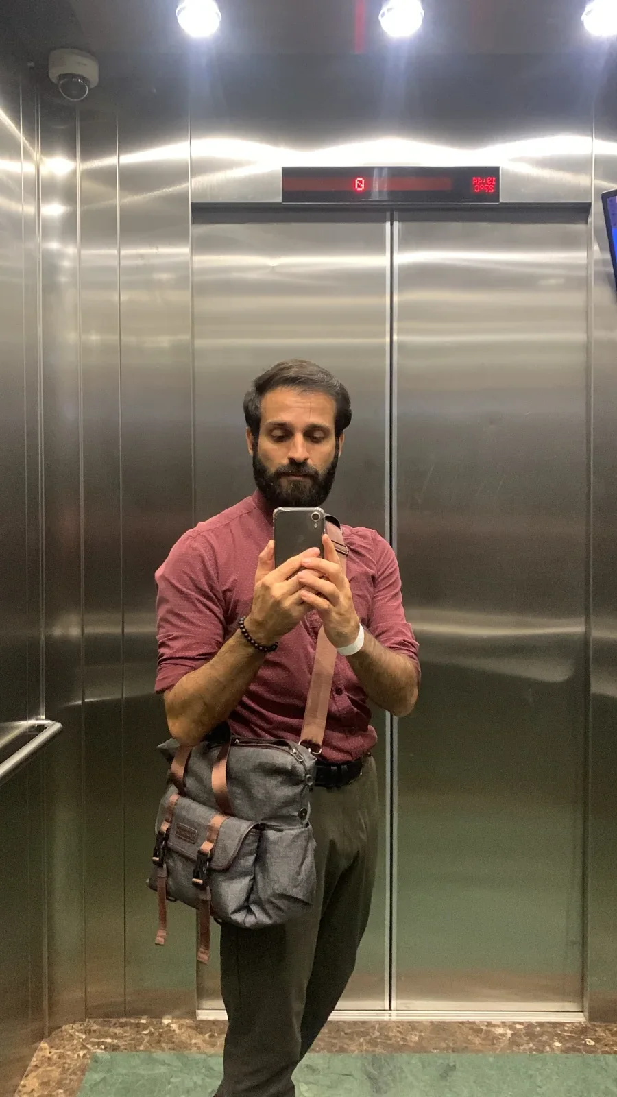 Autorretrato no elevador após o workshop Agent Speedrun no Cubo Itaú