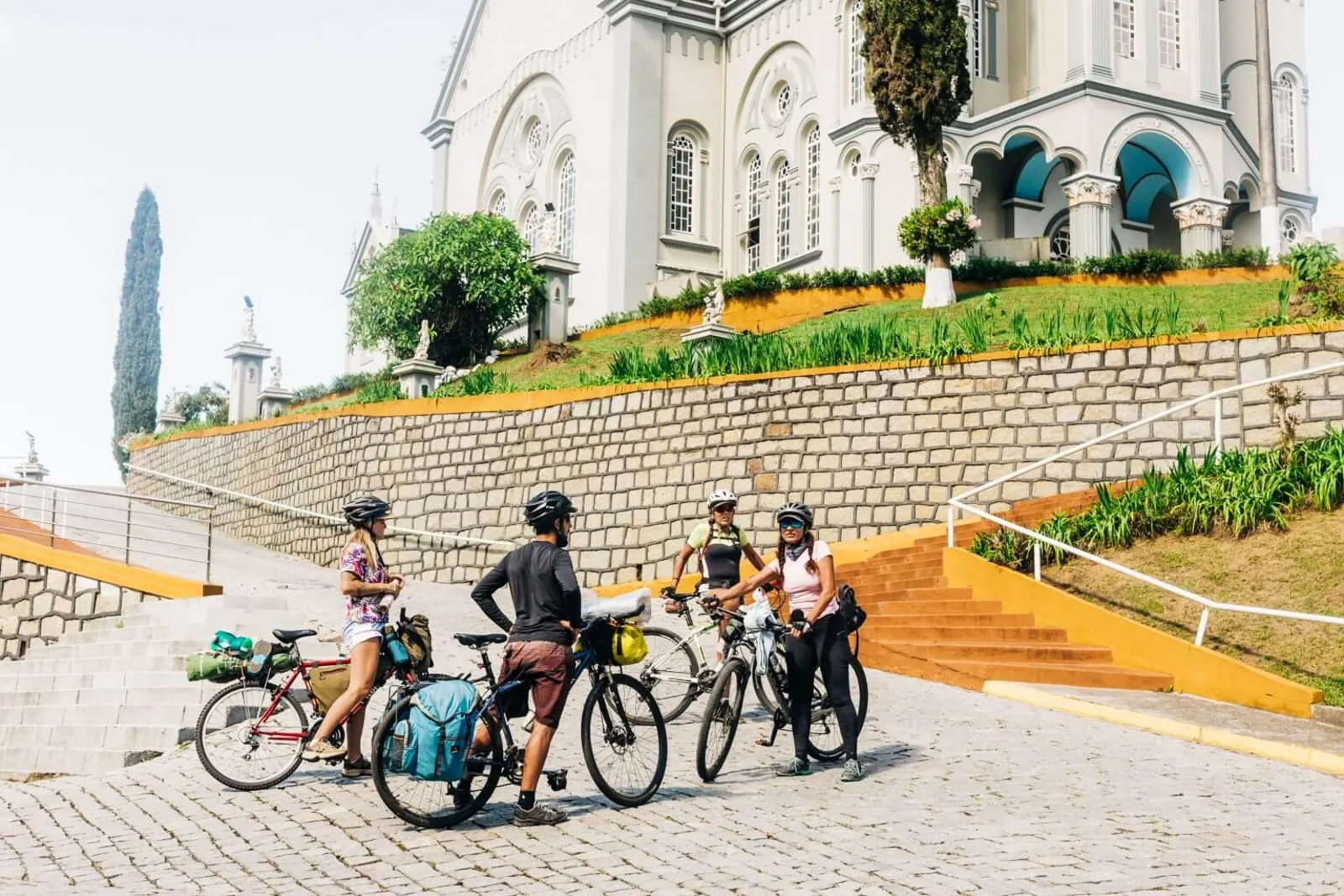 Ciclistas com bicicletas diante da igreja de São Pedro de Alcântara