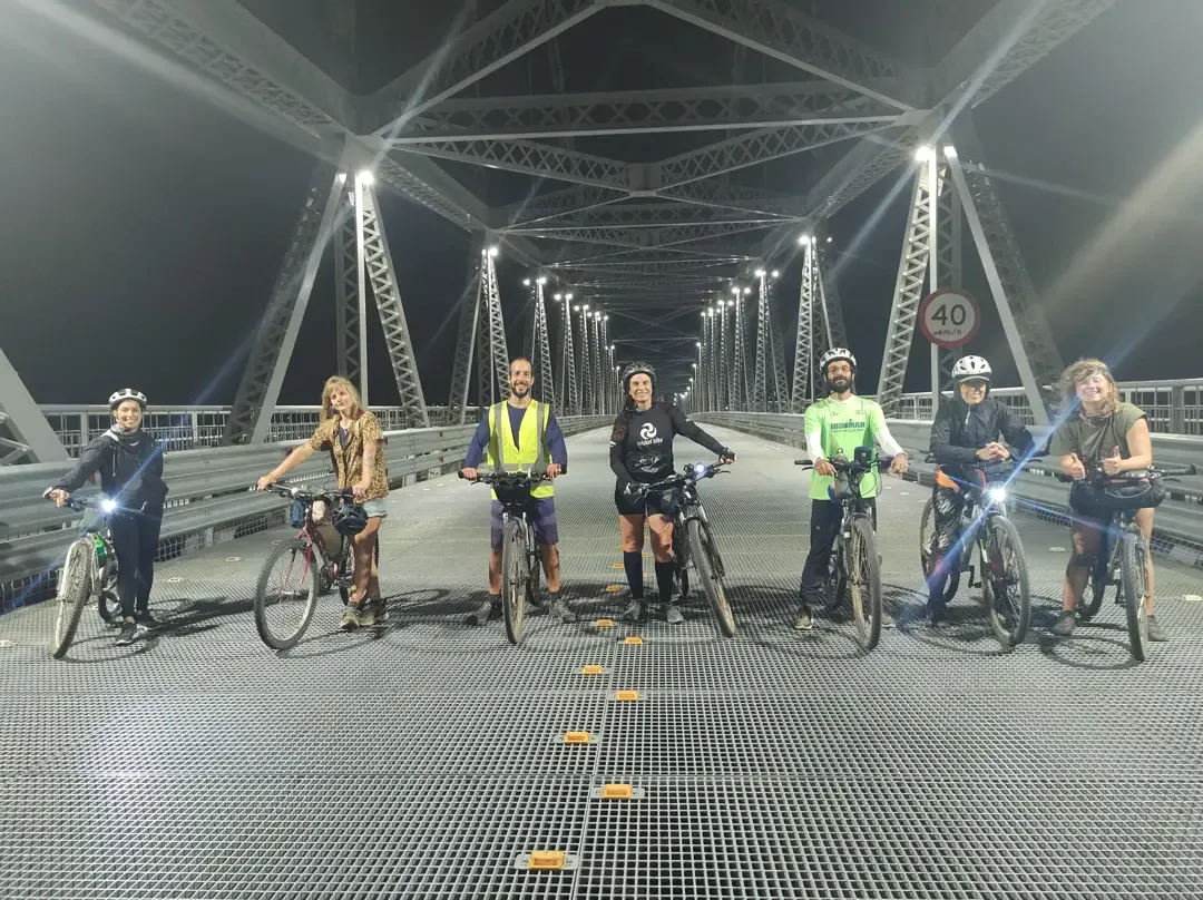 Grupo de ciclistas com suas bicicletas na chegada a Florianópolis após a primeira visita