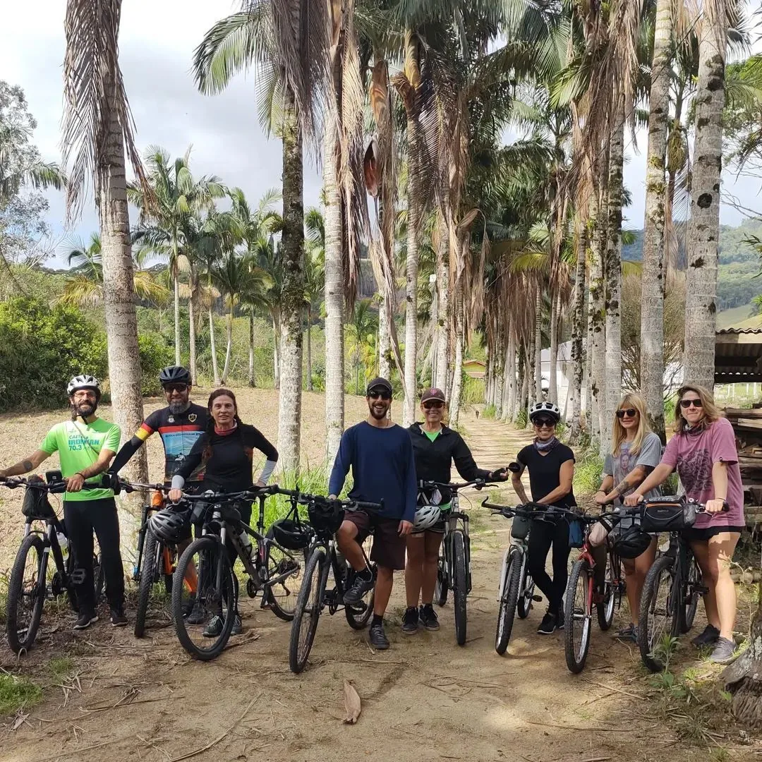 Grupo de ciclistas com suas bicicletas na primeira parada para descanso da viagem