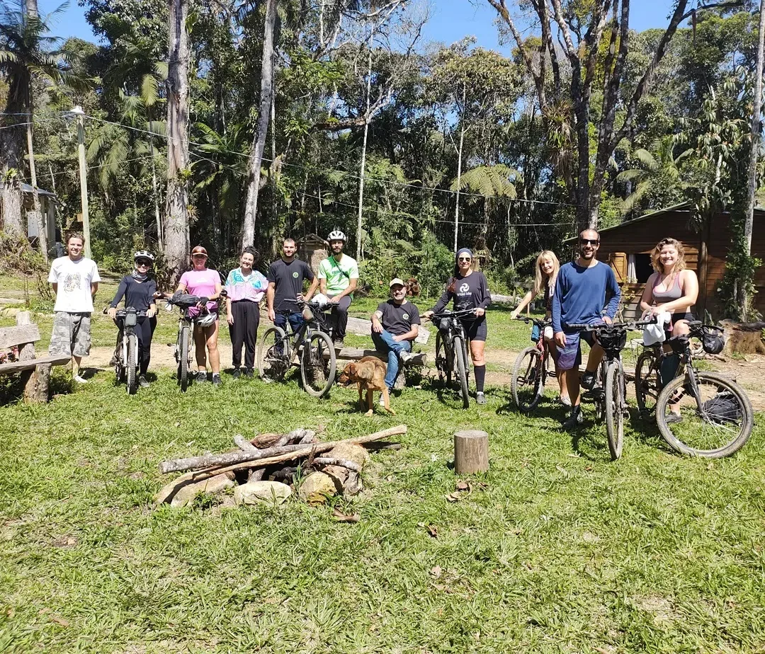 Grupo de ciclistas reunido no Refúgio da Mata, do Cogumelos da Mata