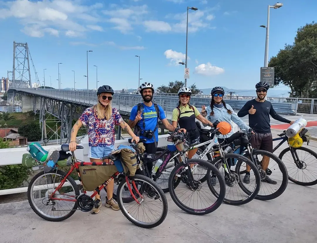 Grupo de ciclistas reunido com as bicicletas na saída para o novo roteiro da Triskel Bike
