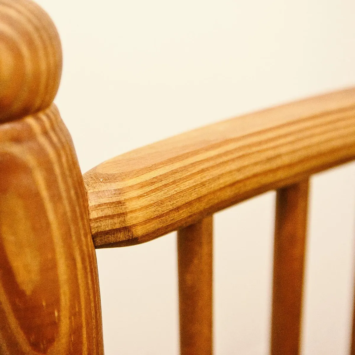 Detalhe do encosto de madeira da cadeira no apartamento 403
