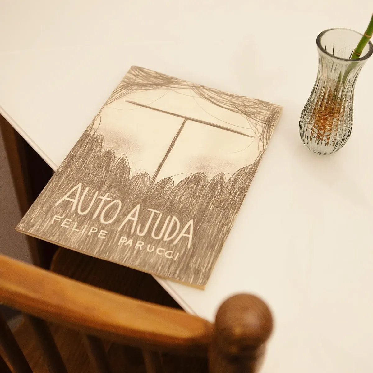 Zine Auto Ajuda sobre a cadeira de madeira do apartamento 403