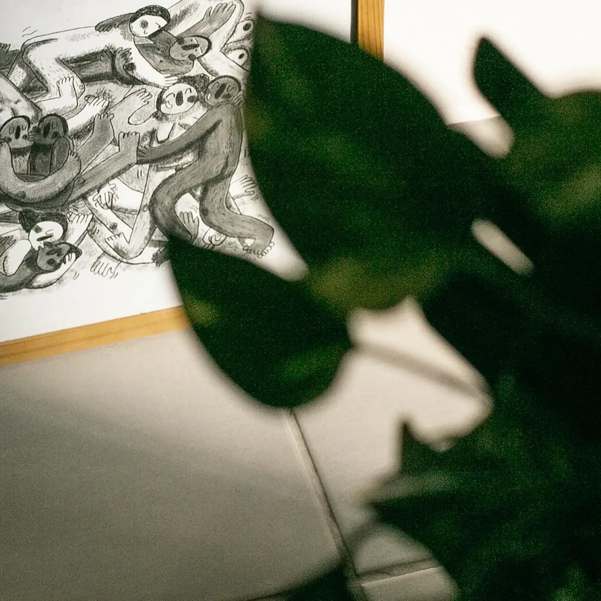 Quadro, planta e sombra projetada no apartamento 403