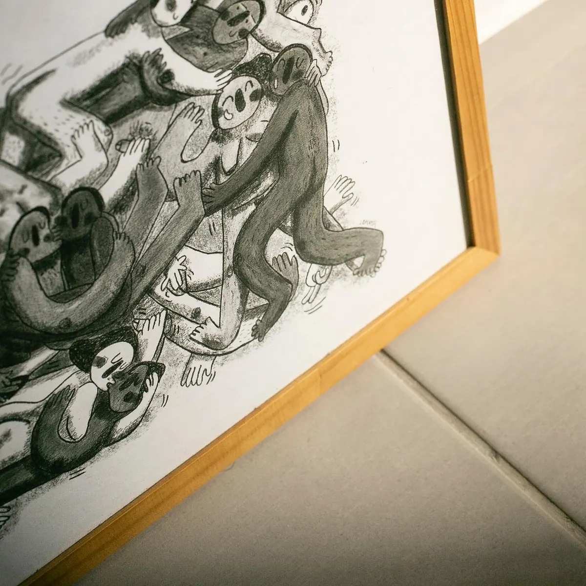 Detalhe de ilustração emoldurada no apartamento 403