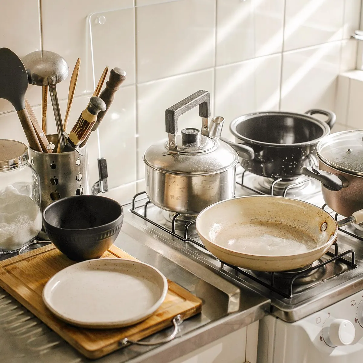 Pia e bancada de cozinha com louças, panelas e utensílios no apartamento 403
