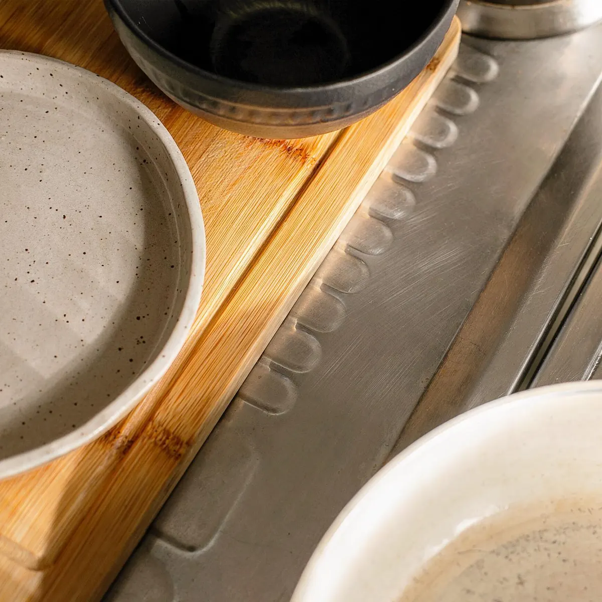 Cumbuca e louça na pia da cozinha do apartamento 403
