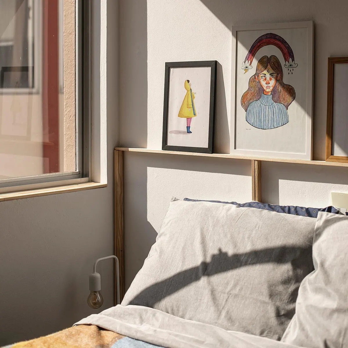 Cama, janela e quadros no quarto do apartamento 403