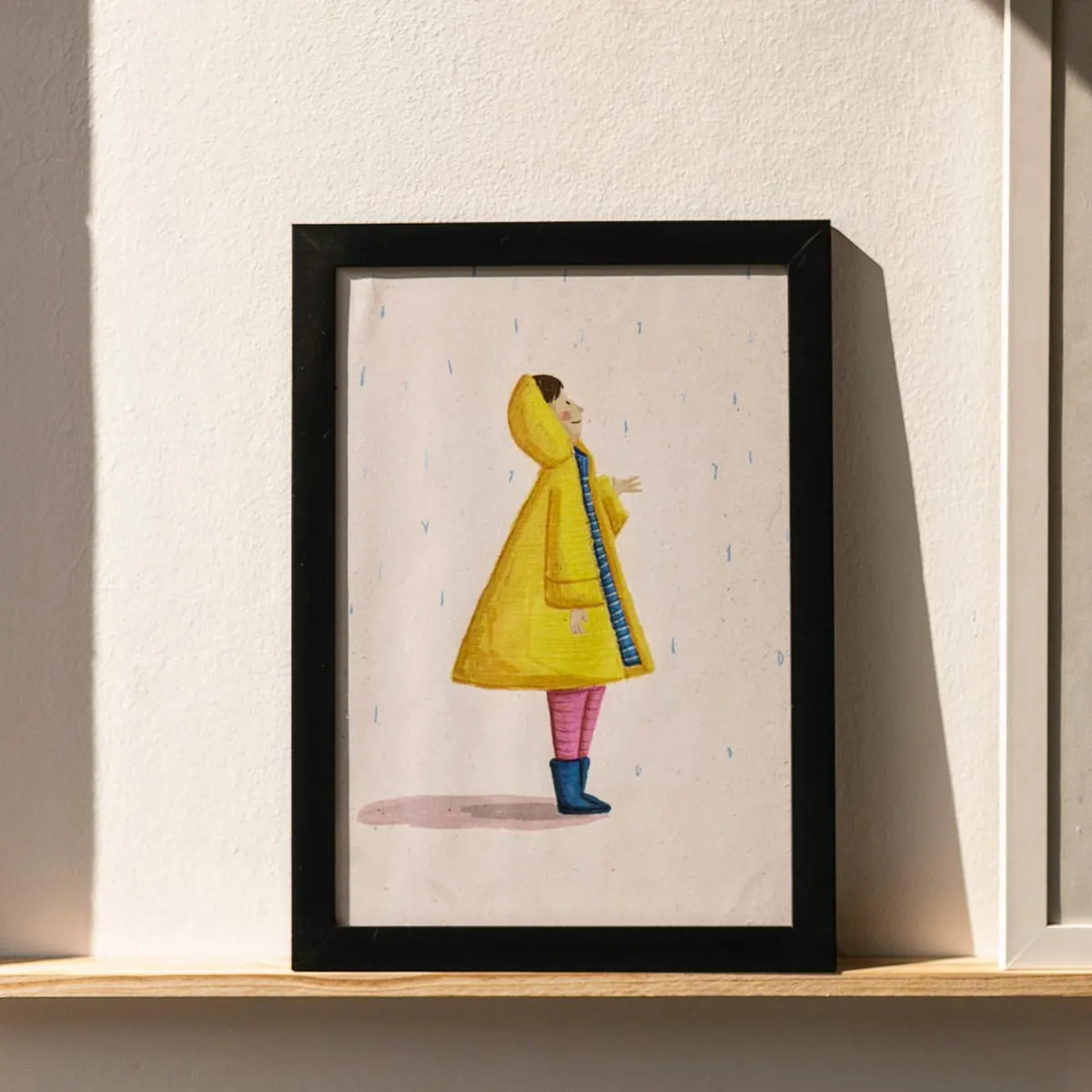 Ilustração de menina com capa amarela em moldura preta no apartamento 403