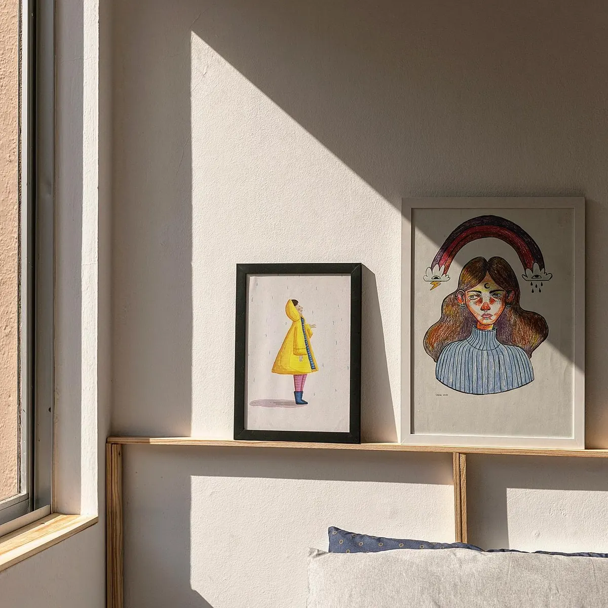 Dois quadros sobre cabeceira no quarto do apartamento 403