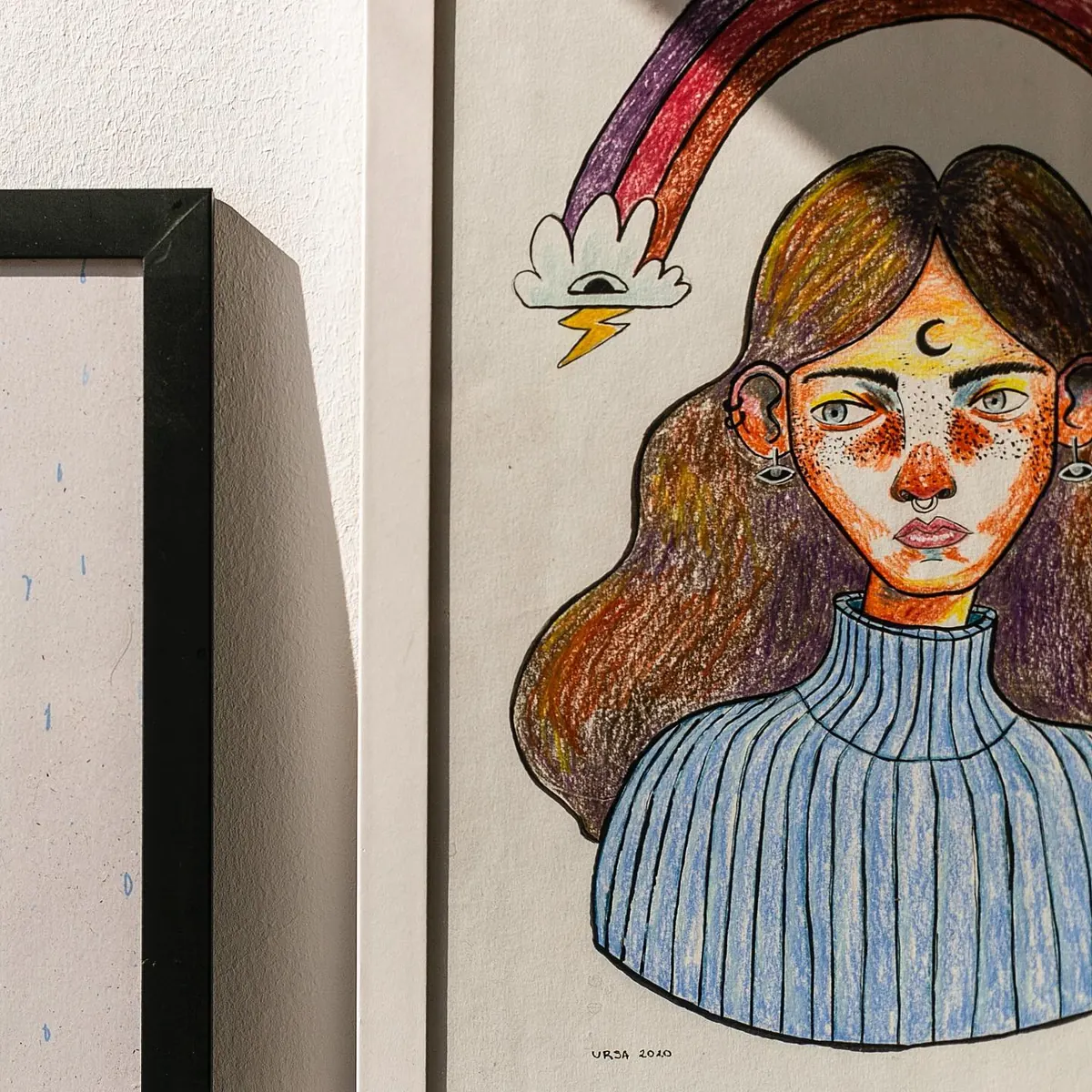 Detalhe de ilustração emoldurada no quarto do apartamento 403