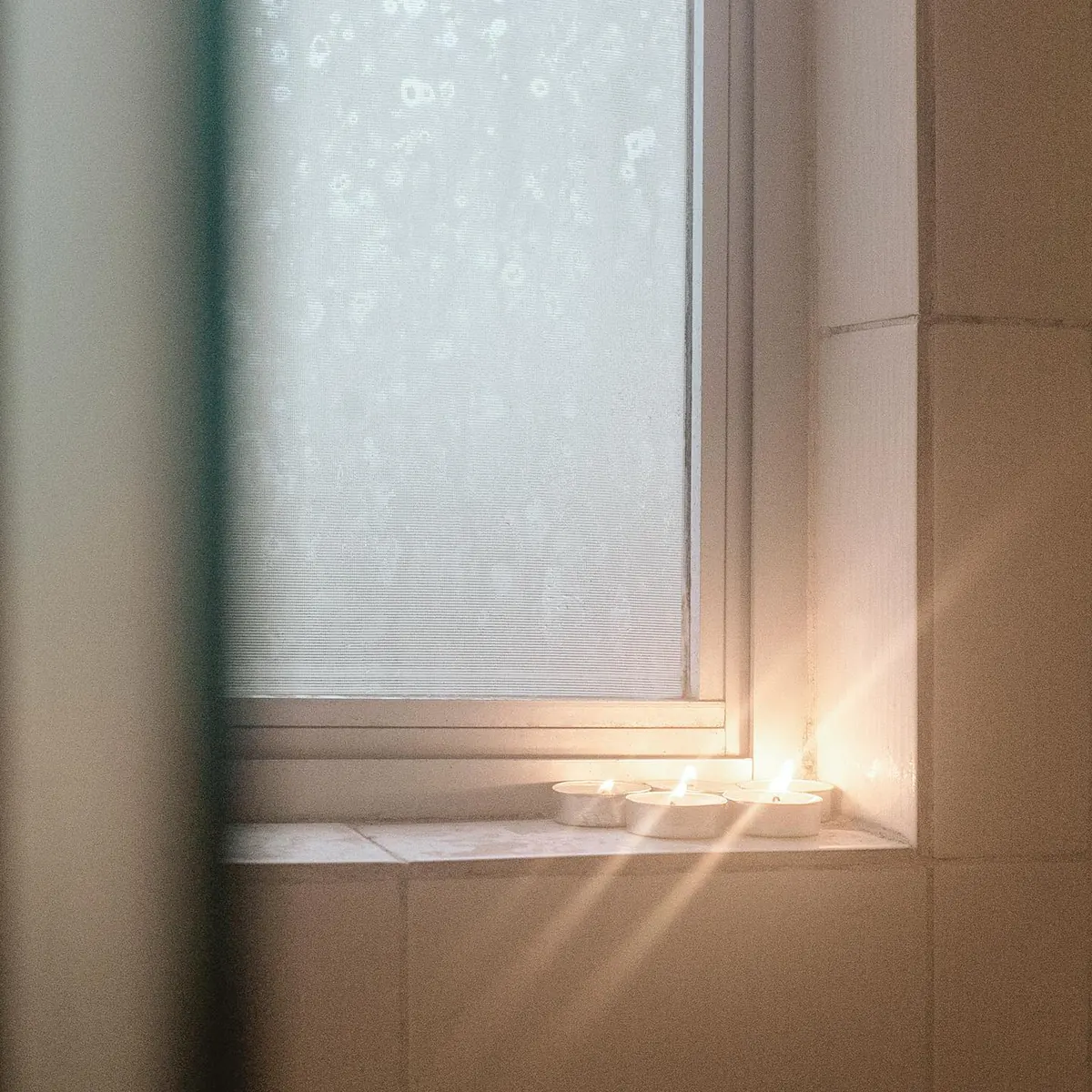 Luz atravessando janela fosca no apartamento 403