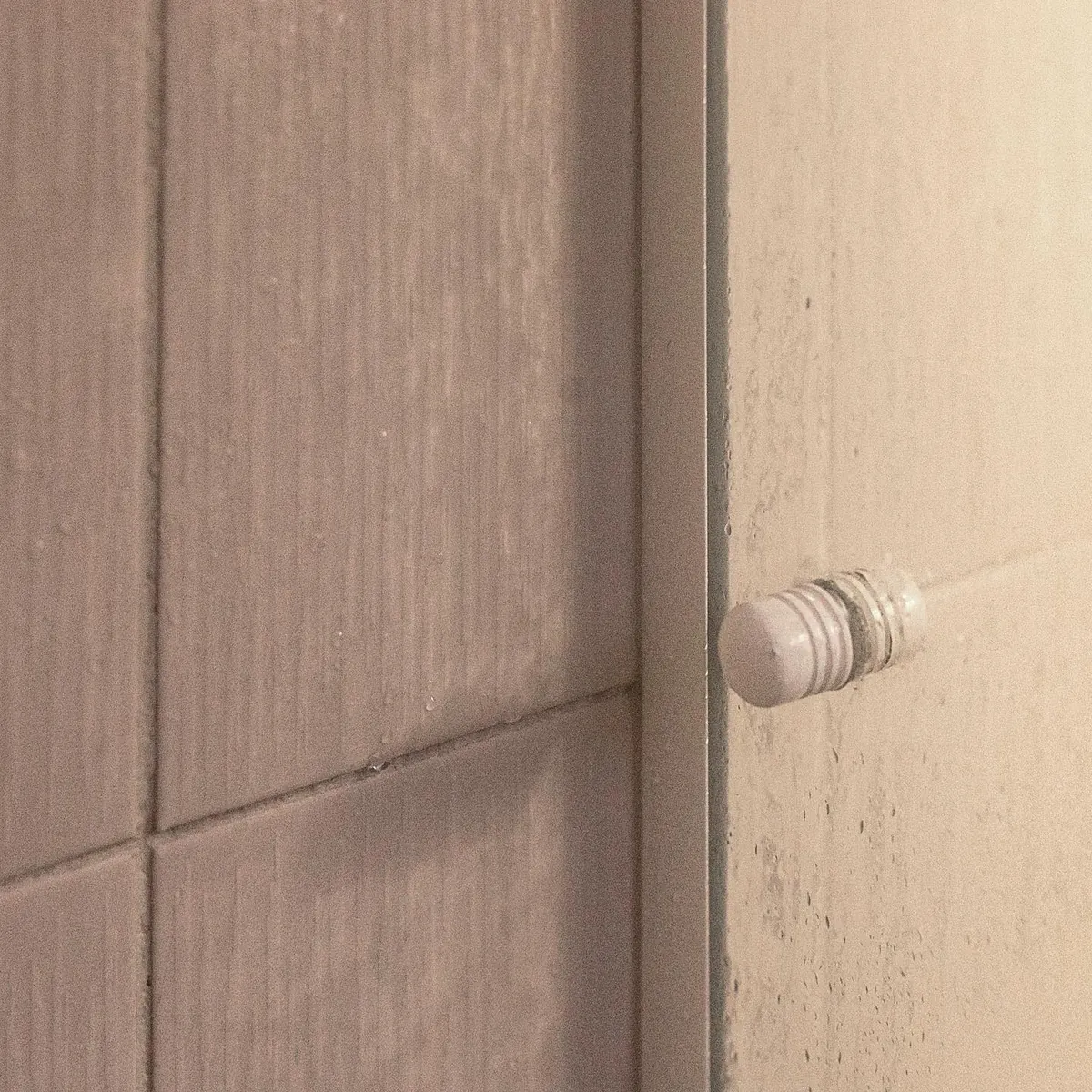Detalhe de porta e maçaneta em luz suave no apartamento 403