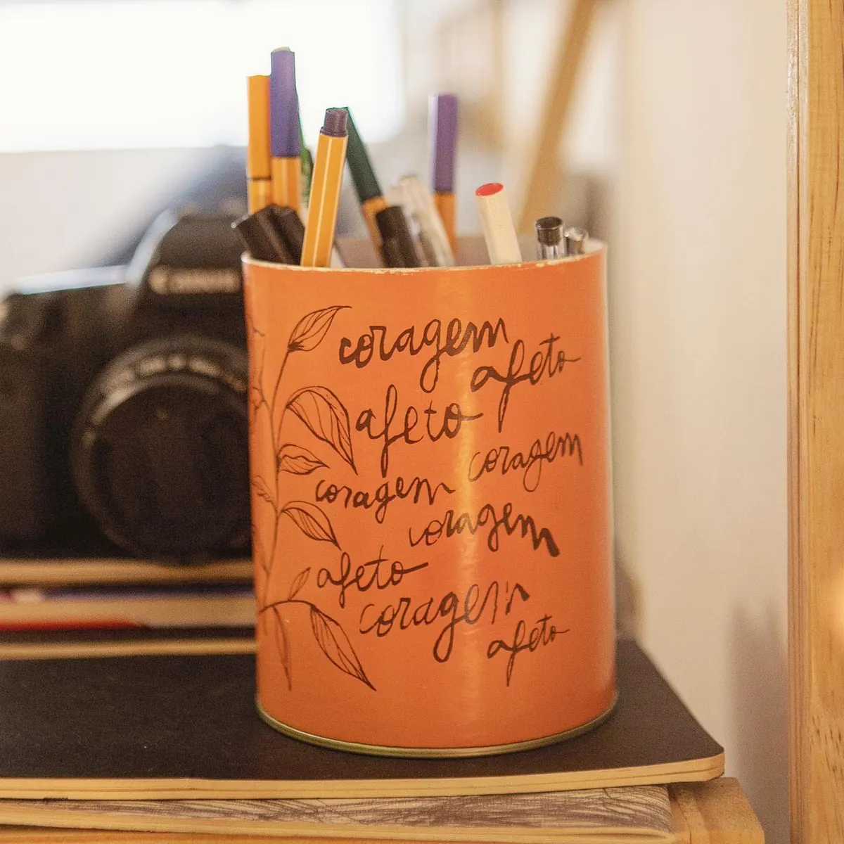 Caneca com lápis e desenho no apartamento 403