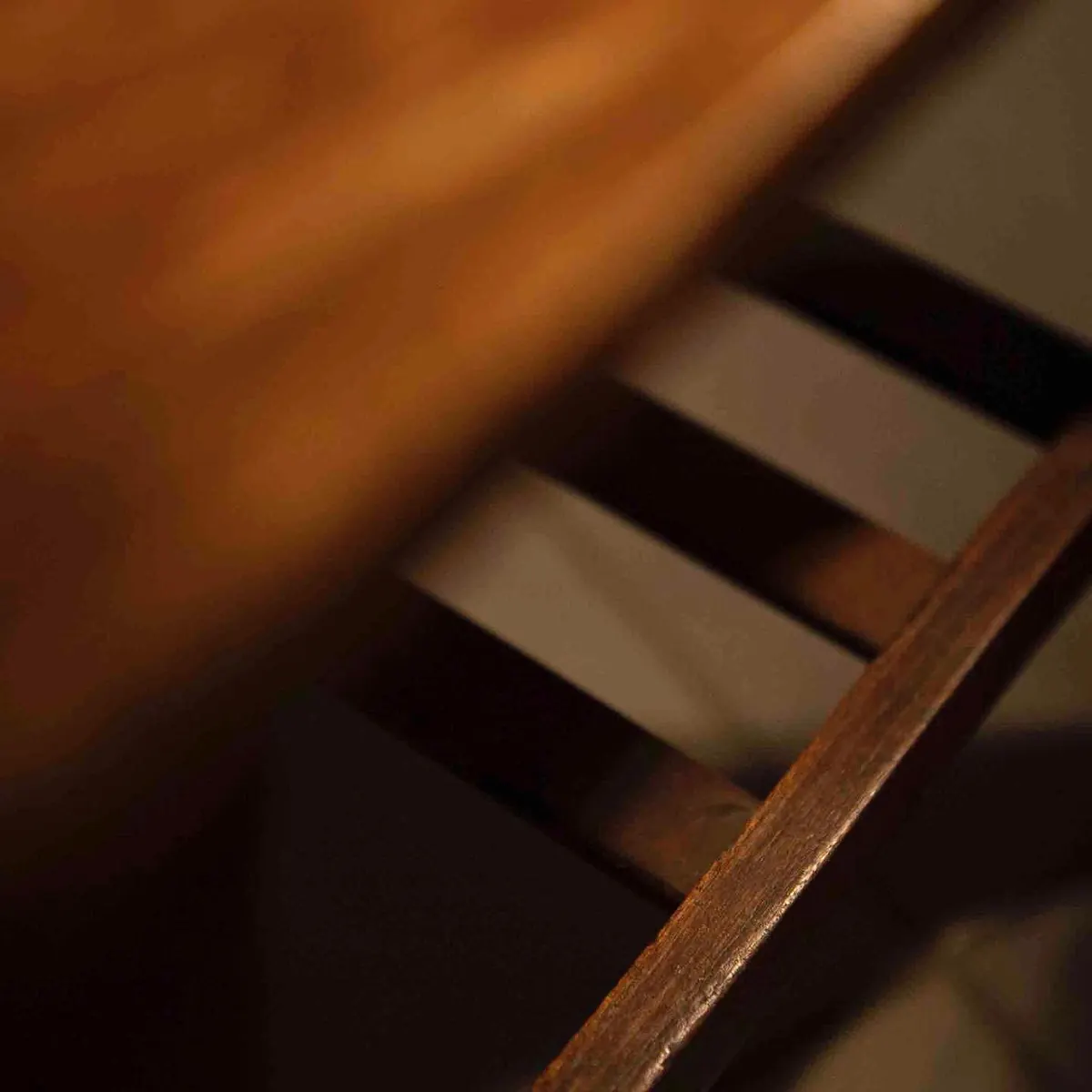 Detalhe de madeira em sombra no apartamento 403