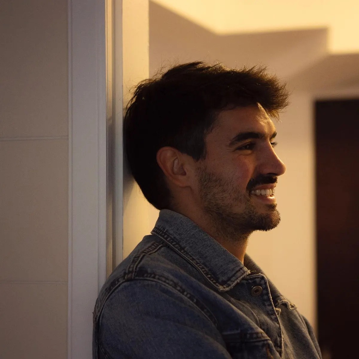 Pessoa sorrindo na cozinha do apartamento 403