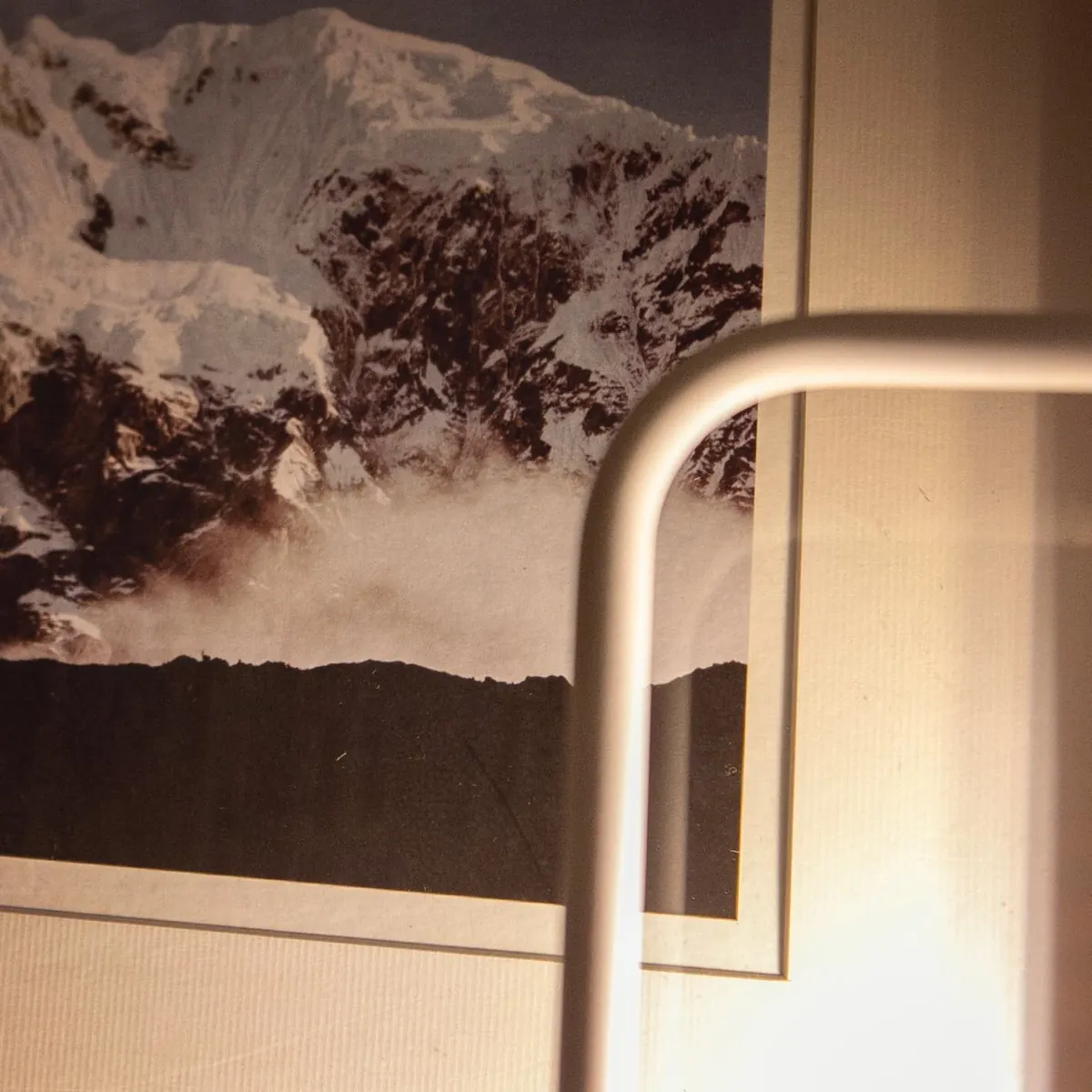 Fotografia emoldurada perto de estrutura de cama no apartamento 403