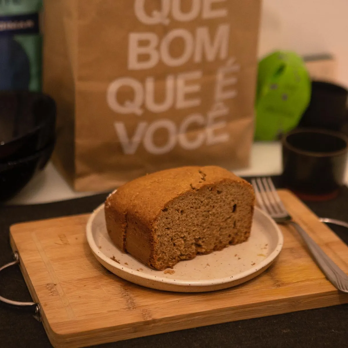 Bolo sobre prato e livro ao fundo no apartamento 403