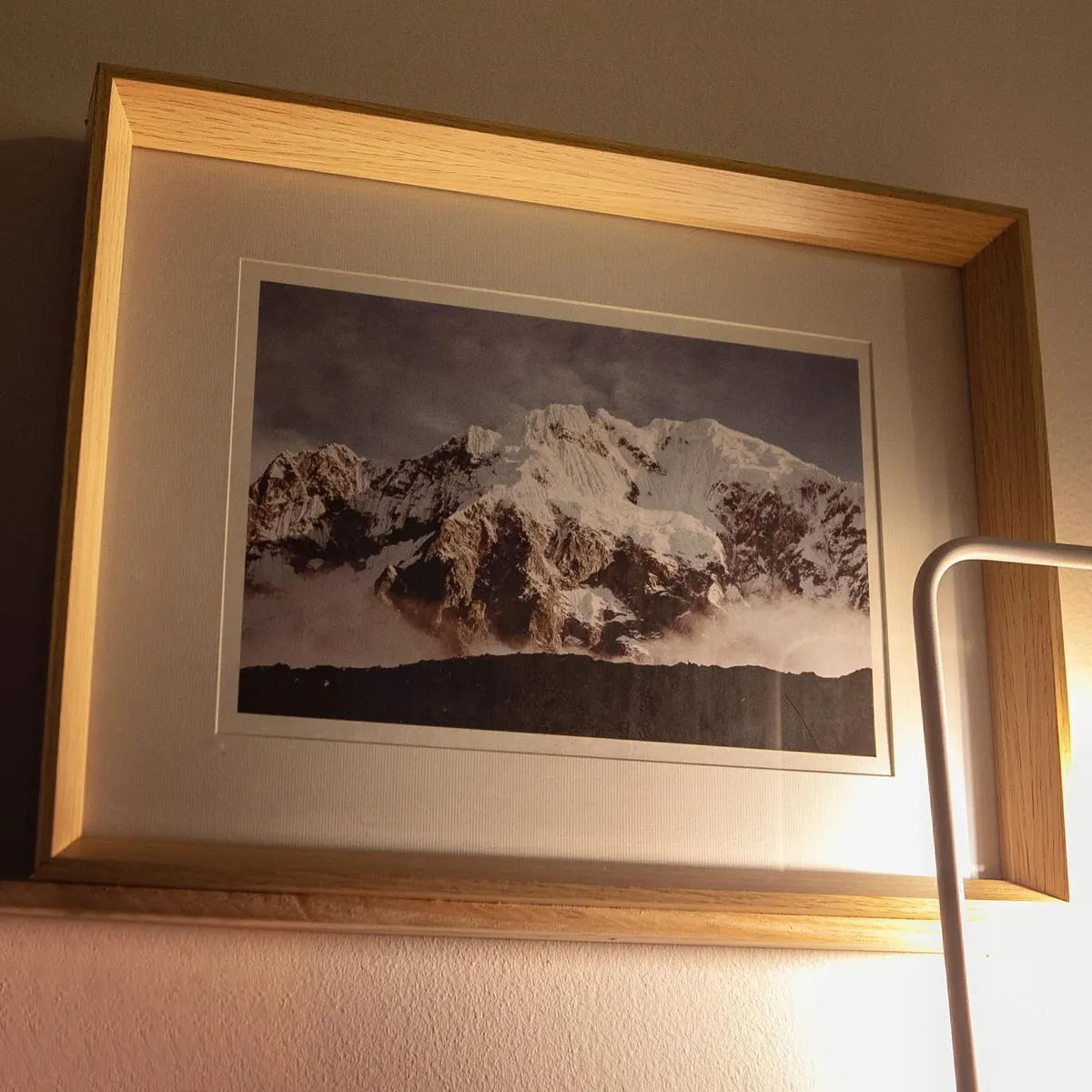 Fotografia emoldurada sobre superfície clara no apartamento 403