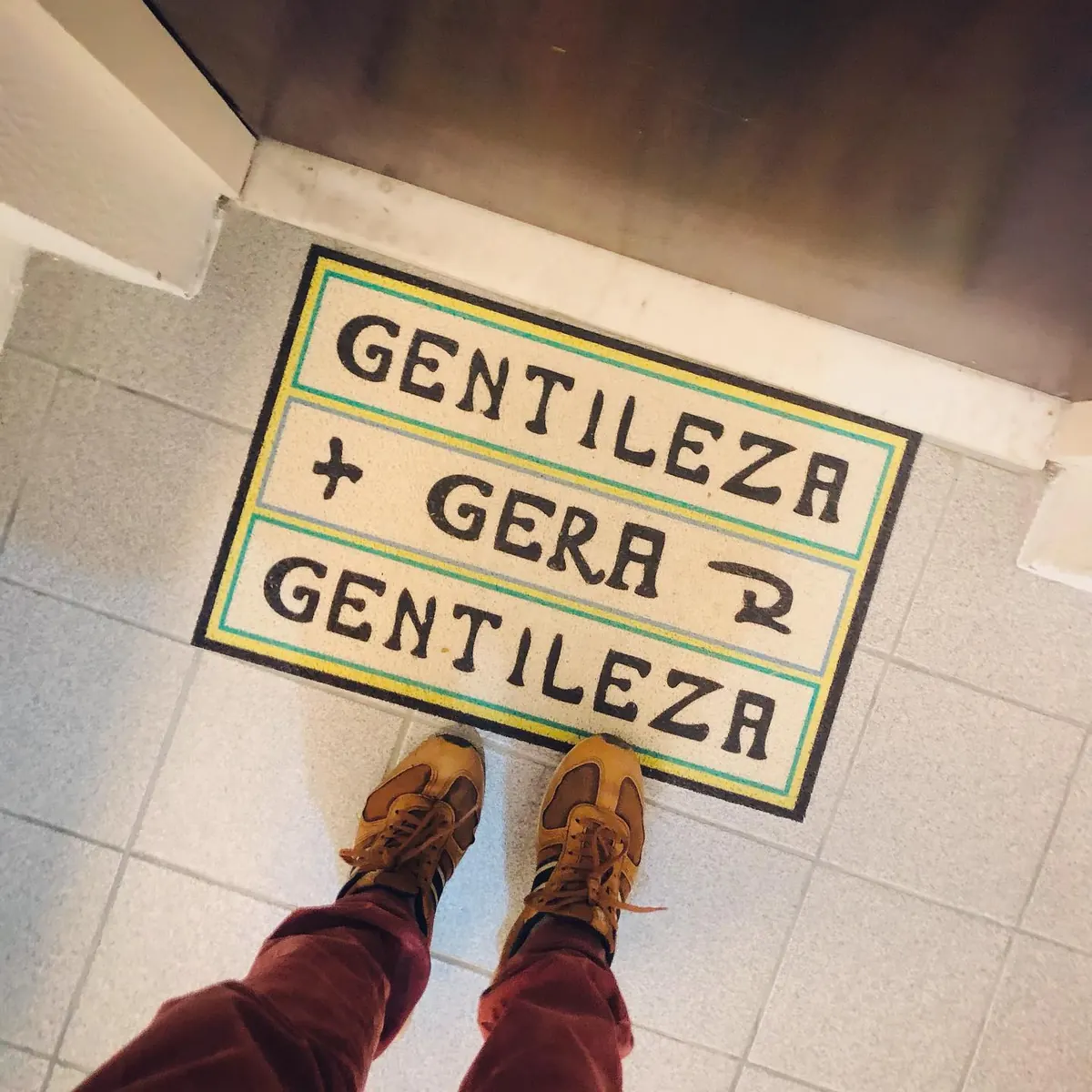 Pés sobre piso claro ao lado da frase gentileza gera gentileza