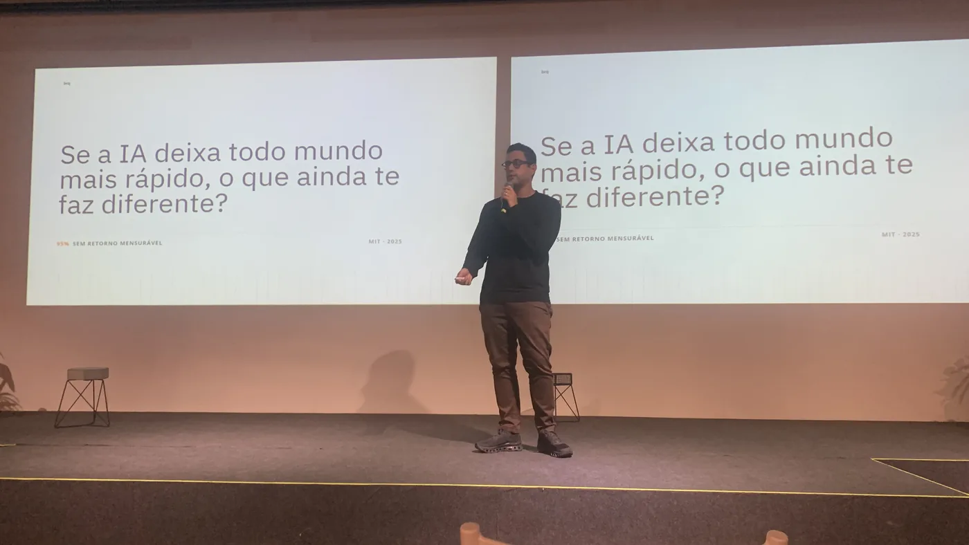 Bruno Dinato, da BRQ, ao lado de um slide perguntando: Se a IA deixa todo mundo mais rápido, o que ainda te faz diferente?