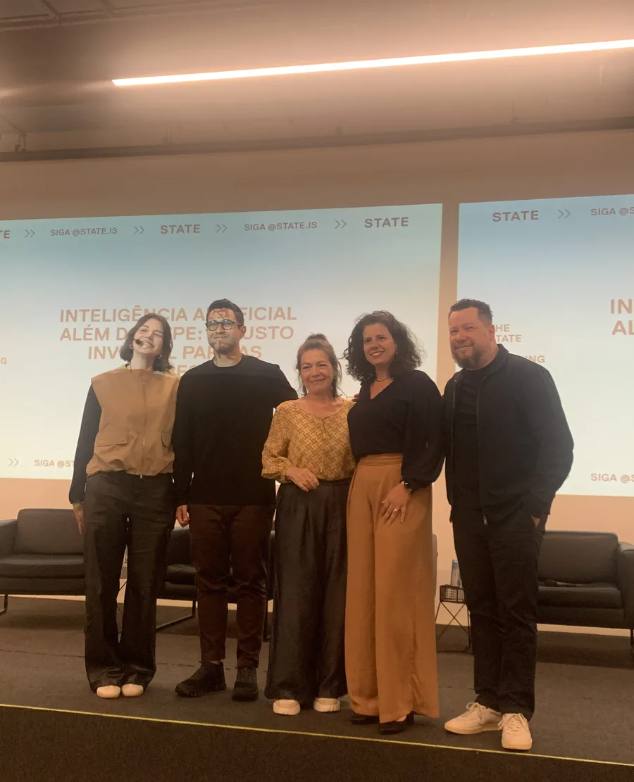 Bruno Dinato, Regina Migliori, Tatiana Romero, Vanessa Giangiacomo e Leandro Ângelo juntos no palco do STATE, ao final do painel