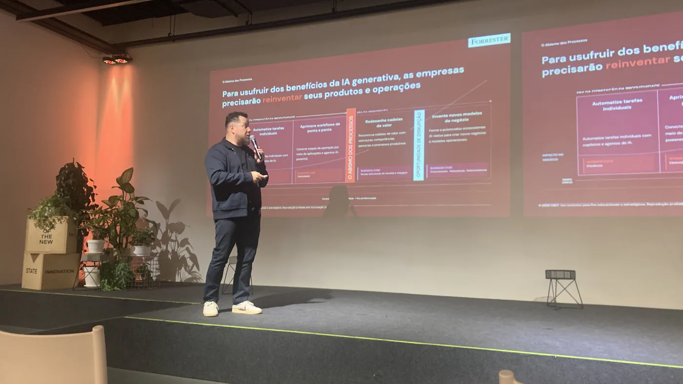 Leandro Ângelo, da CI&T, apresentando um slide da Forrester sobre o abismo dos processos e a necessidade de reinventar produtos e operações