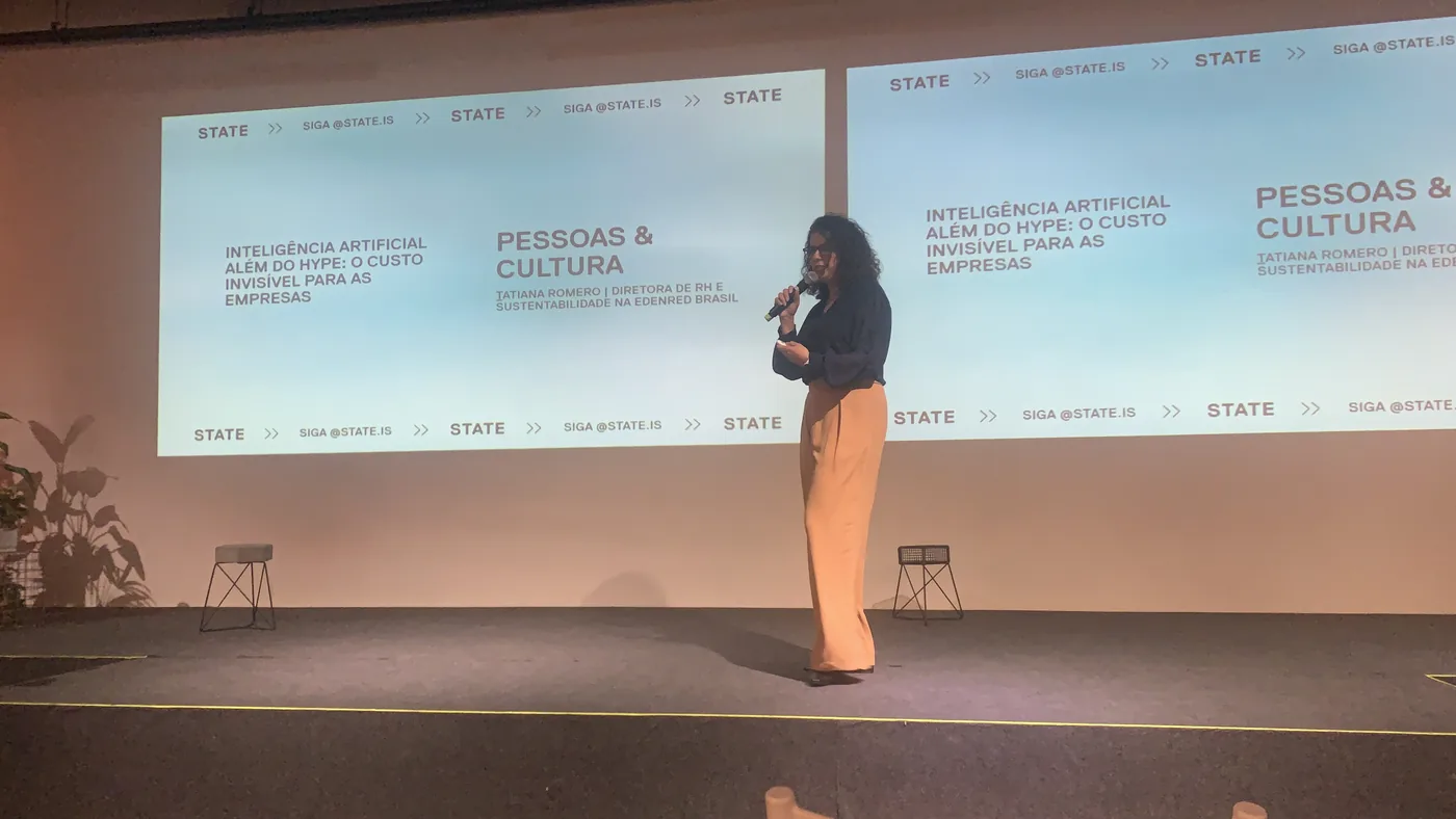 Tatiana Romero, da Edenred Brasil, ao lado do título de sua apresentação: Pessoas & Cultura