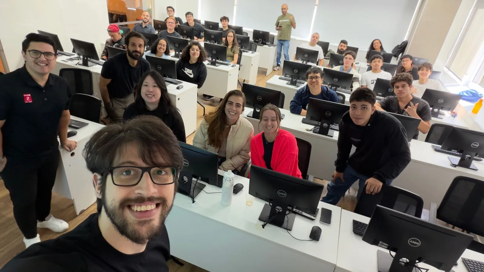 Participantes da trilha de Python reunidos na sala do workshop GitHub Copilot Dev Days na FIAP