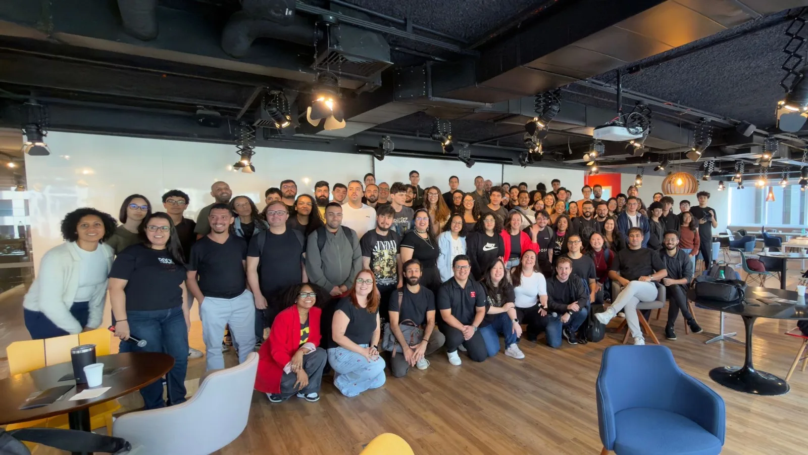 Foto de grupo do GitHub Copilot Dev Days São Paulo ao final do evento na FIAP