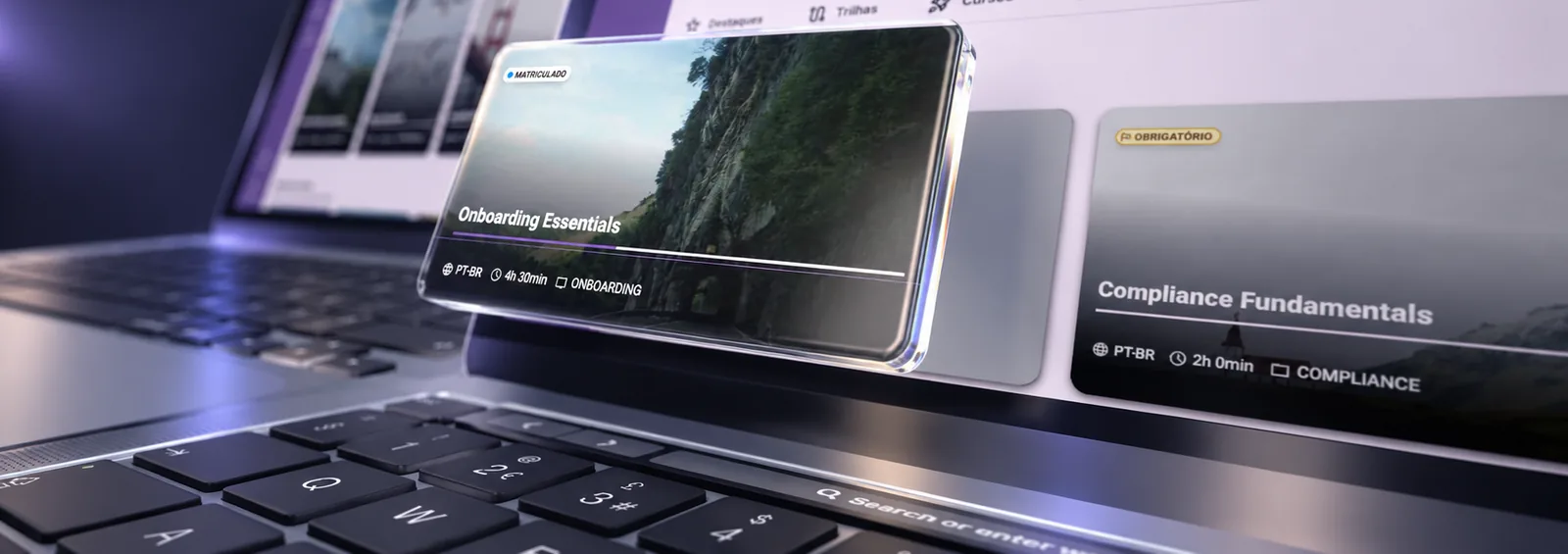 Close de um card de vidro “Onboarding Essentials”, com selo “Matriculado”, barra de progresso e as informações PT-BR, 4h30min e Onboarding, flutuando sobre um notebook desfocado ao fundo.
