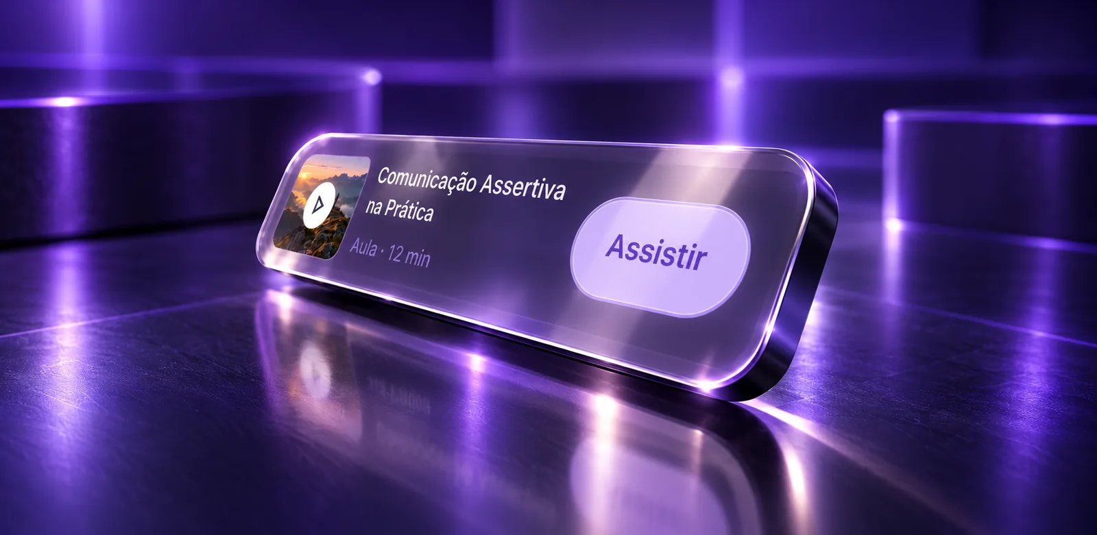 Card de vidro translúcido com o título “Comunicação Assertiva na Prática” e o botão “Assistir”, sobre uma superfície reflexiva roxa com luzes.