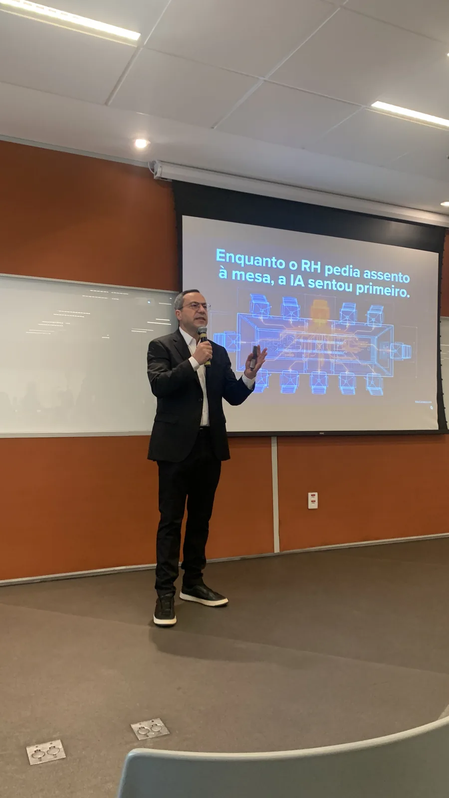 Kiko Campos apresenta no Cubo Itaú um slide sobre a chegada da inteligência artificial às decisões dos conselhos