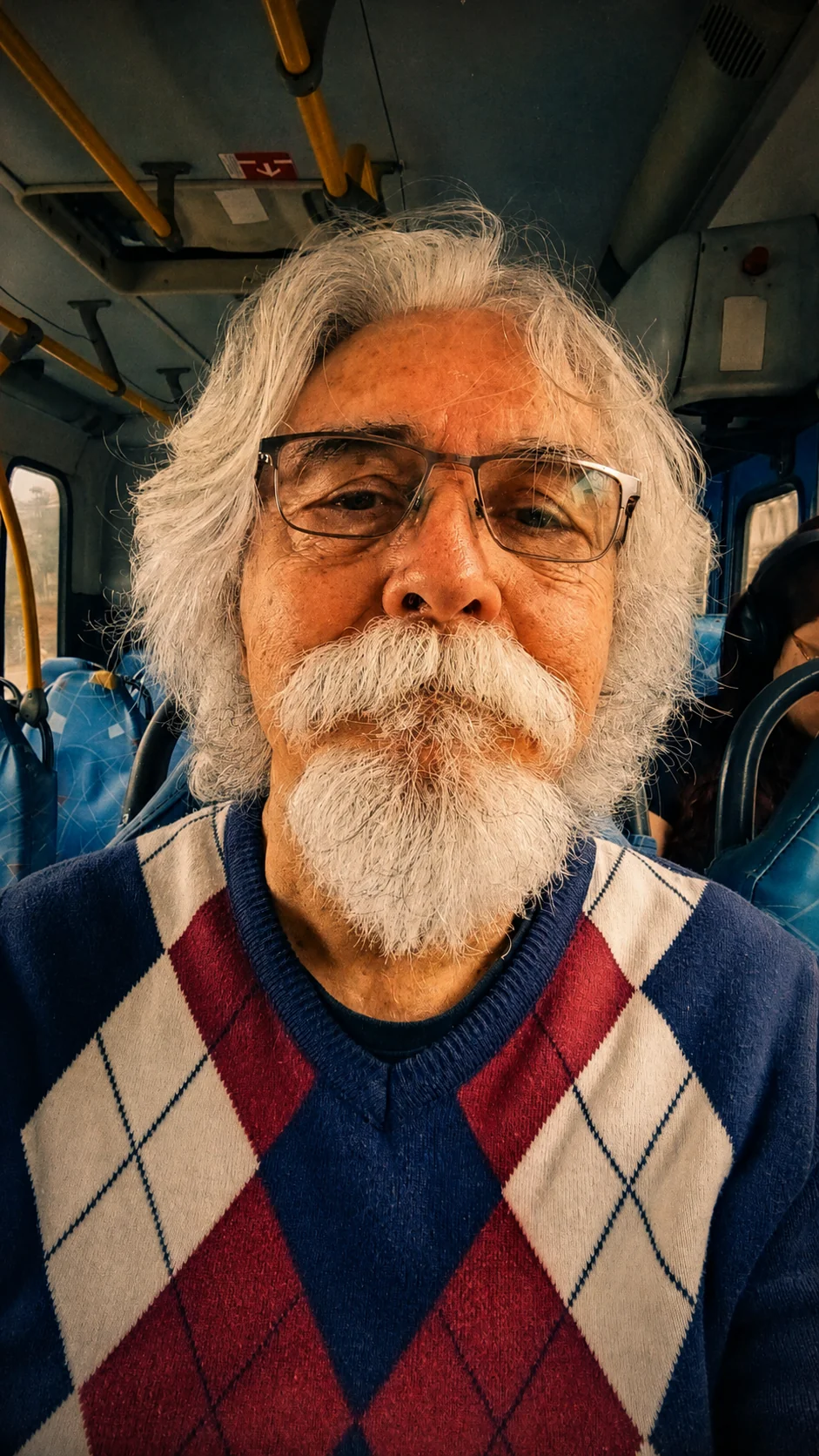 Retrato do pai do autor dentro de um ônibus, com cabelo e barba brancos