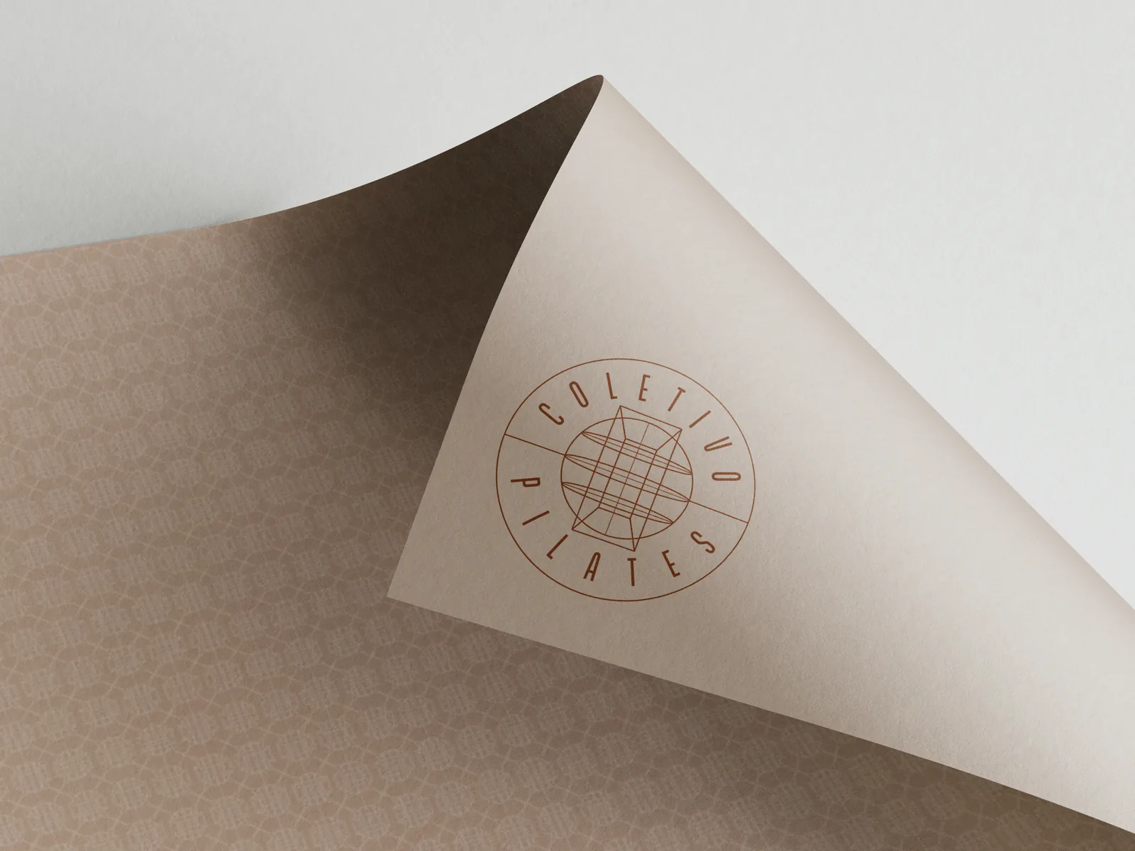 Aplicação do logotipo Coletivo Pilates em papel