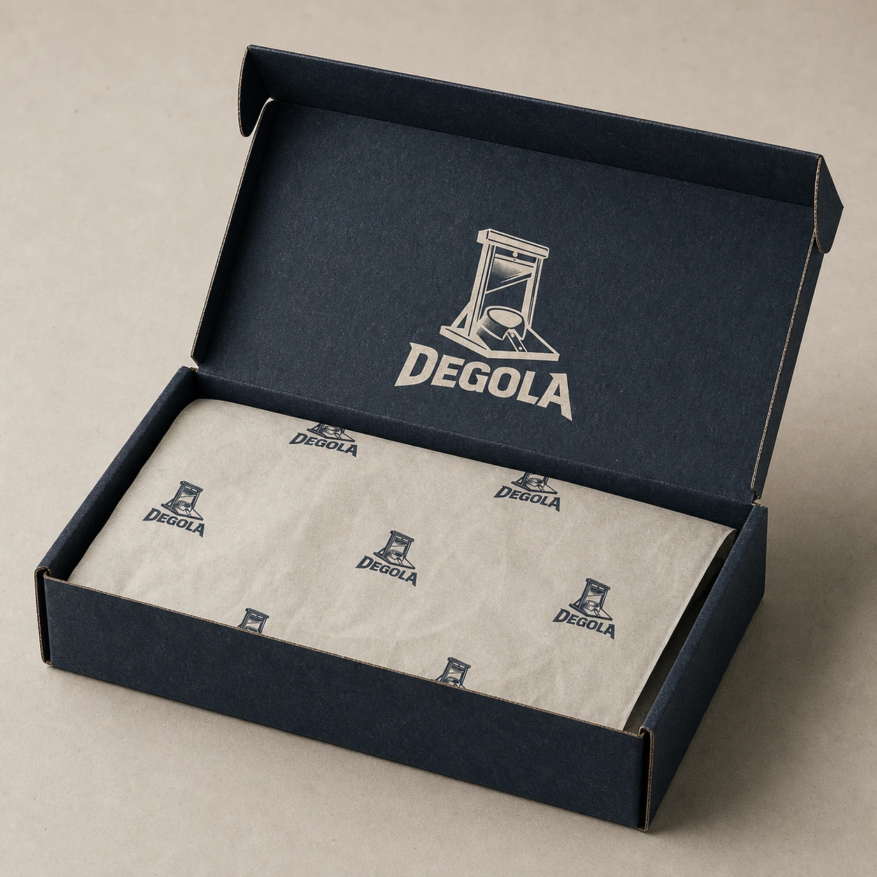 Sistema de embalagem da Degola em petro e branco com aplicação discreta da marca