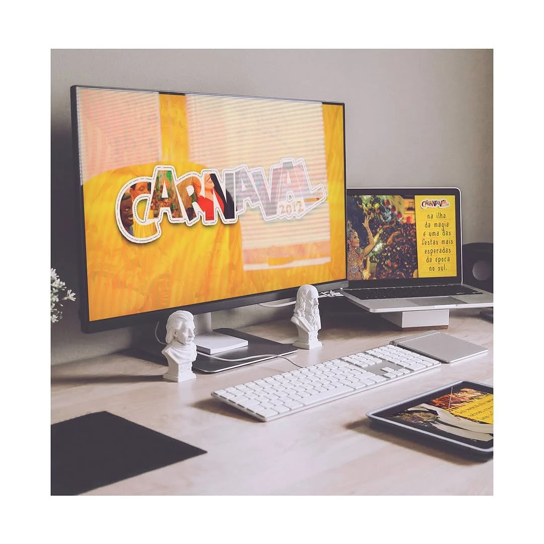 Mockup de apresentação comercial de Carnaval no monitor e no notebook