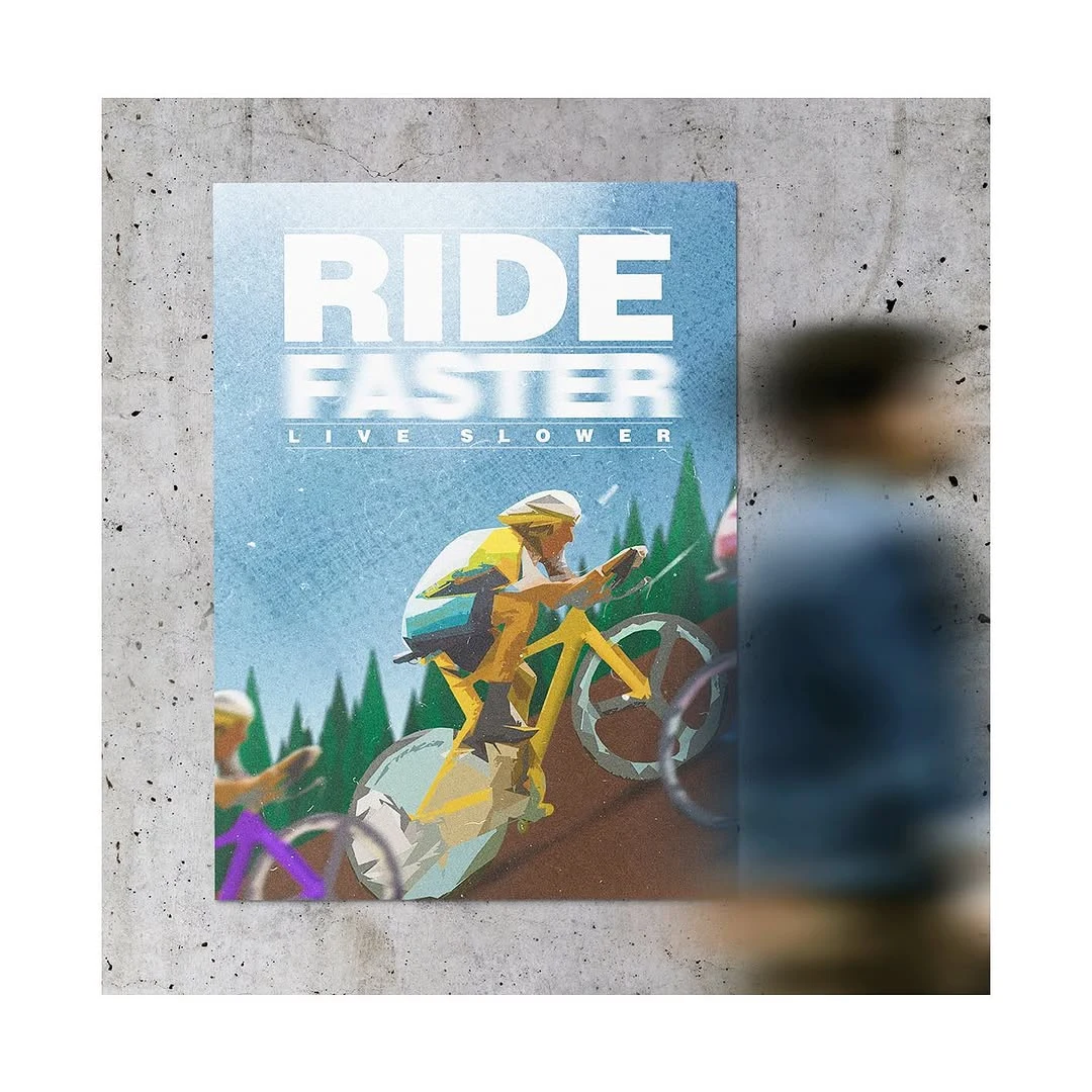 Ride Faster — poster com ciclista em low-poly e tipografia bold, colado em parede de concreto